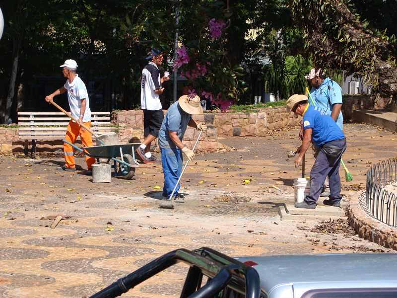 Curumim comemora reparos em piso da Praça do Bosque