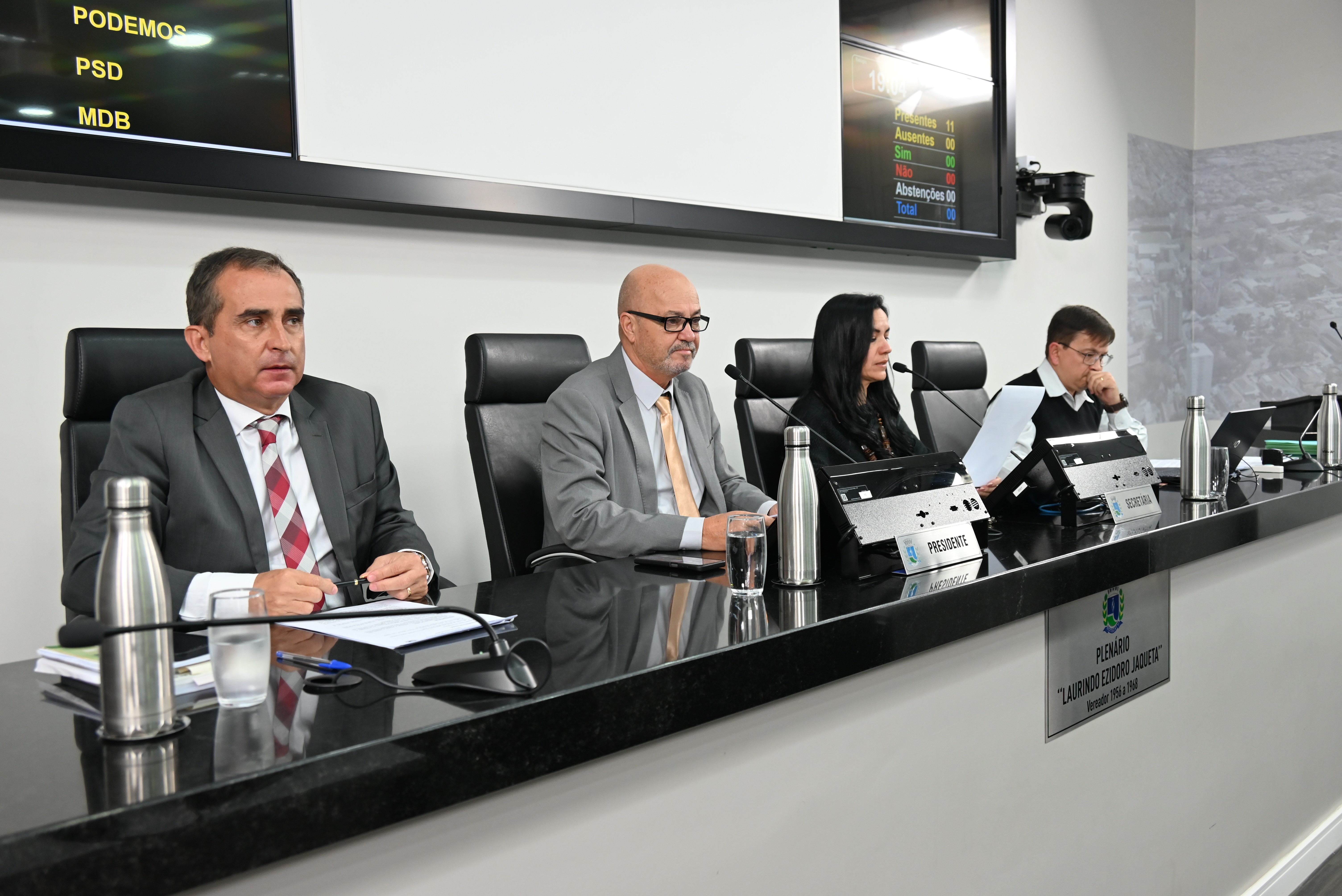 Legislativo municipal avança em pautas de interesse público e presta homenagem a professor